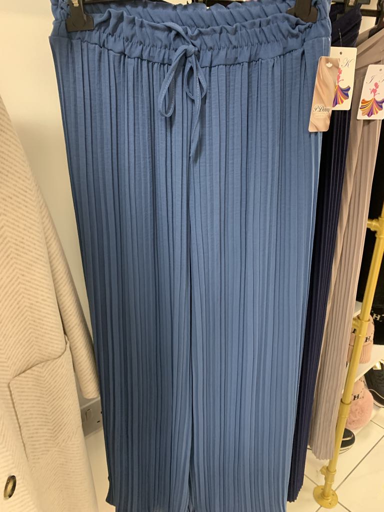 Elegant Wide Legged Pleated Trousers