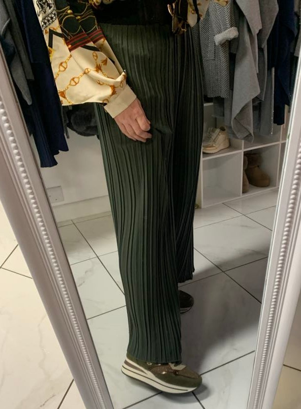 Elegant Wide Legged Pleated Trousers