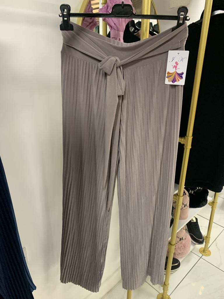 Elegant Wide Legged Pleated Trousers